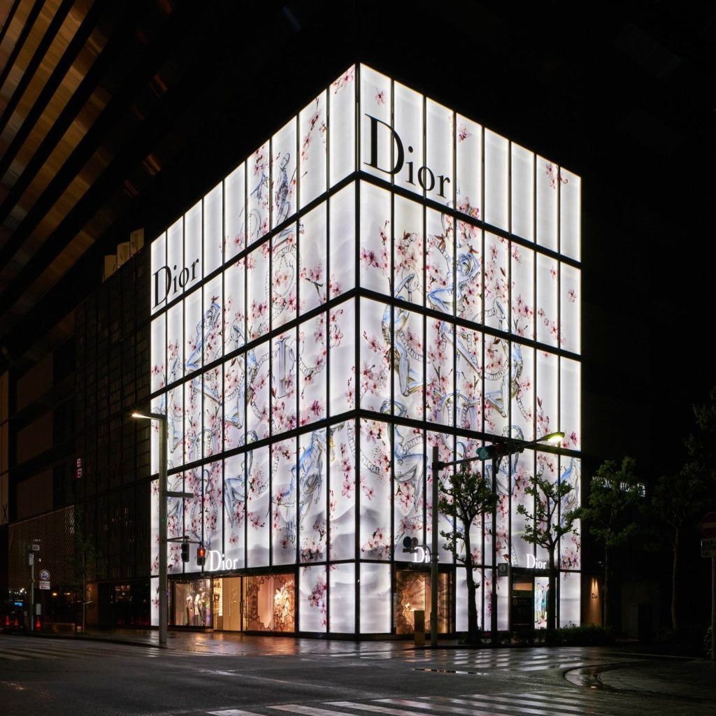 東京・銀座のハウス オブ ディオールは、空山基のオリジナル アートワークでラッピング