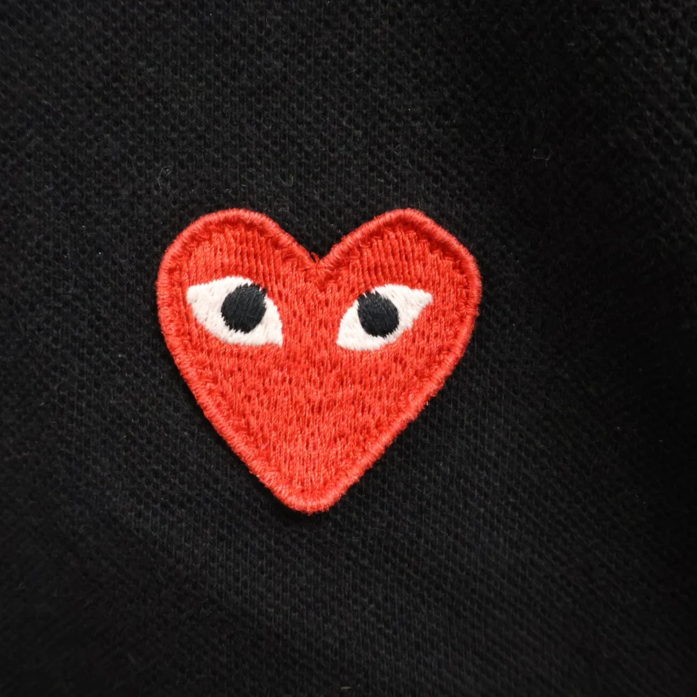 プレイコムデギャルソン半袖ポロシャツのレッドハートロゴ刺繍アップ写真