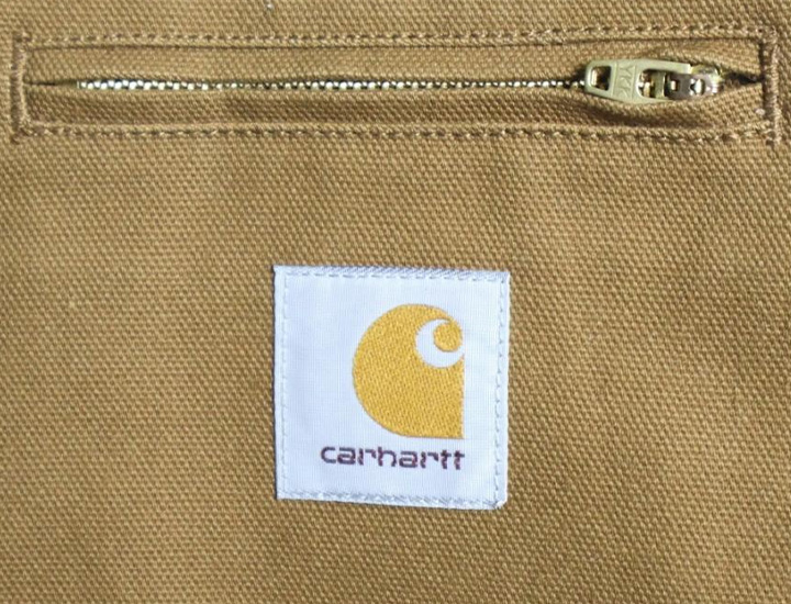 カーハート製品の直線的で均一なステッチと丁寧な縫製箇所