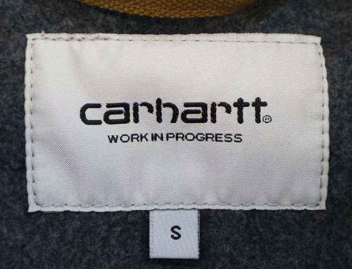 Carhartt WIP正規品のブランドタグ。Work in Progressの正確な表記