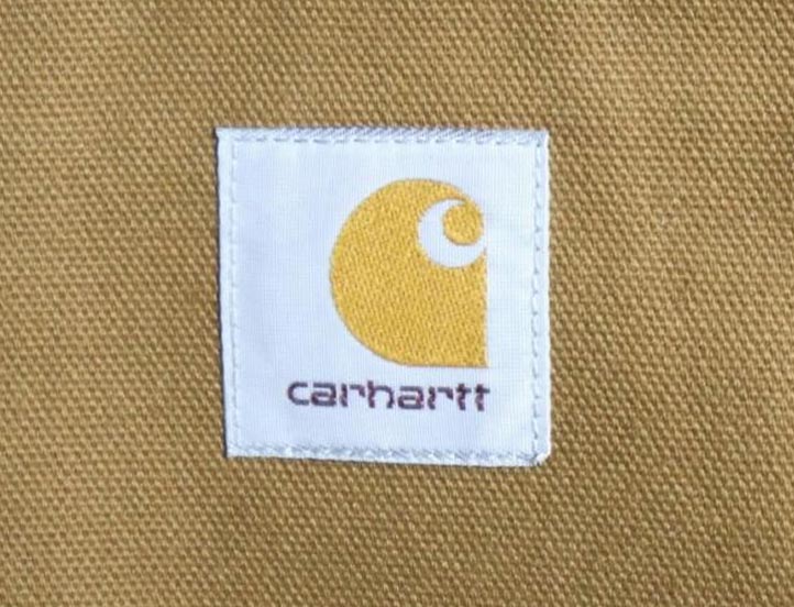 カーハート正規品のロゴパッチ。Cマークの輪郭がはっきりした精巧な刺繍