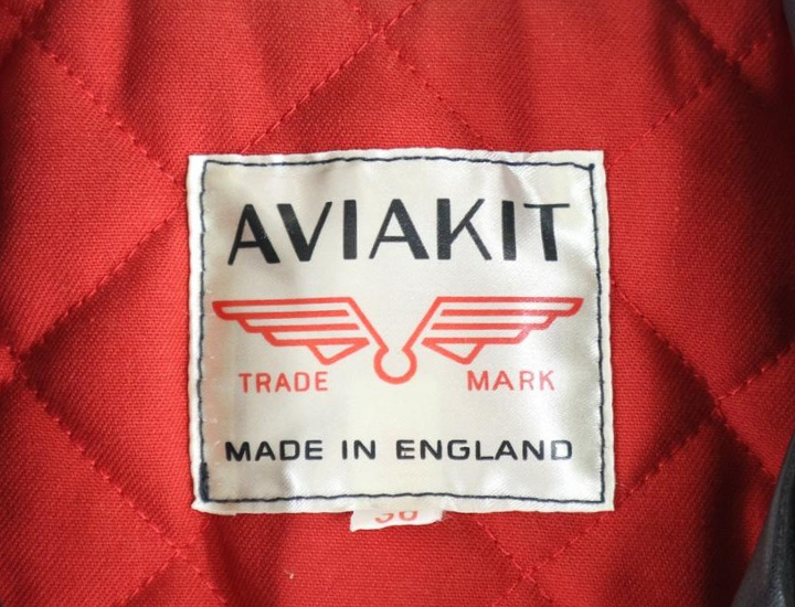 ルイスレザーズのライニング（裏地）の質感。肌当たりの良い高品質な生地。