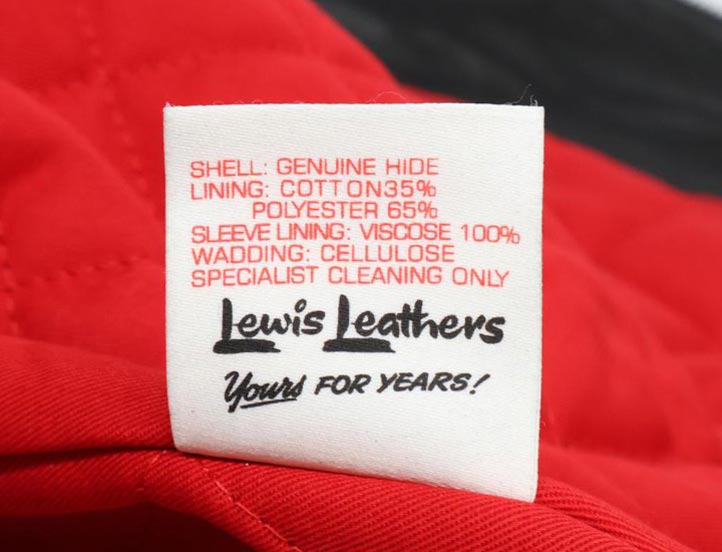 ルイスレザーズのレッドキルティング裏地用・品質表示タグ。素材記載部分は赤文字、その下にあるブランド名と「Yours For Years」は黒文字