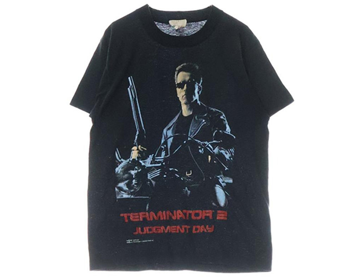 映画『ターミネーター2（T2）』のアーノルド・シュワルツェネッガーがプリントされた、ヴィンテージTシャツ。