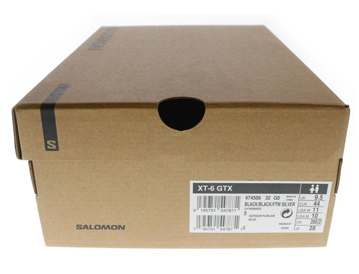 サロモン正規品の外箱ラベル。ロゴのフォントが細く均一で、印字が鮮明な状態。