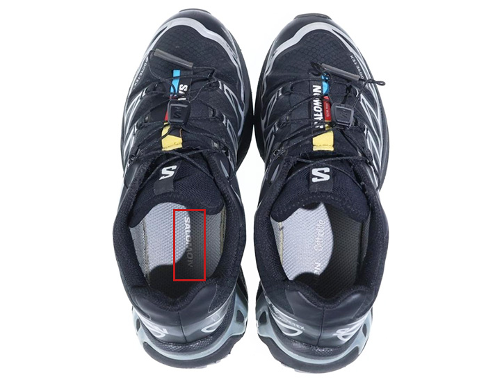 サロモン正規品のインソールロゴ。文字の太さが均一で、全体のバランスが整っている。