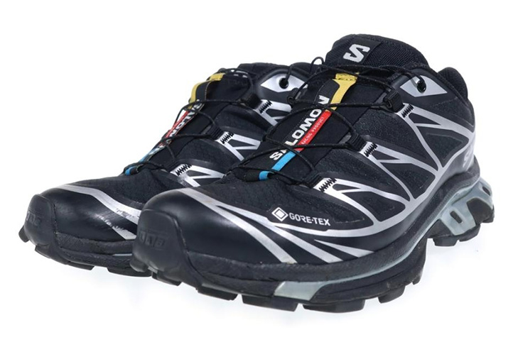 サロモン正規品のシューレースホール。穴の位置や角度が左右均等で精密に配置されている。