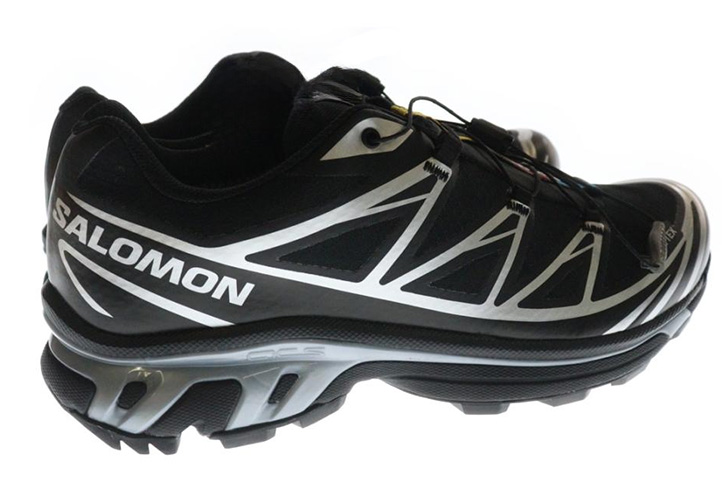 サロモン正規品のヒールサイドロゴ。フォントのエッジがシャープで、滲みのない高品質な印刷。